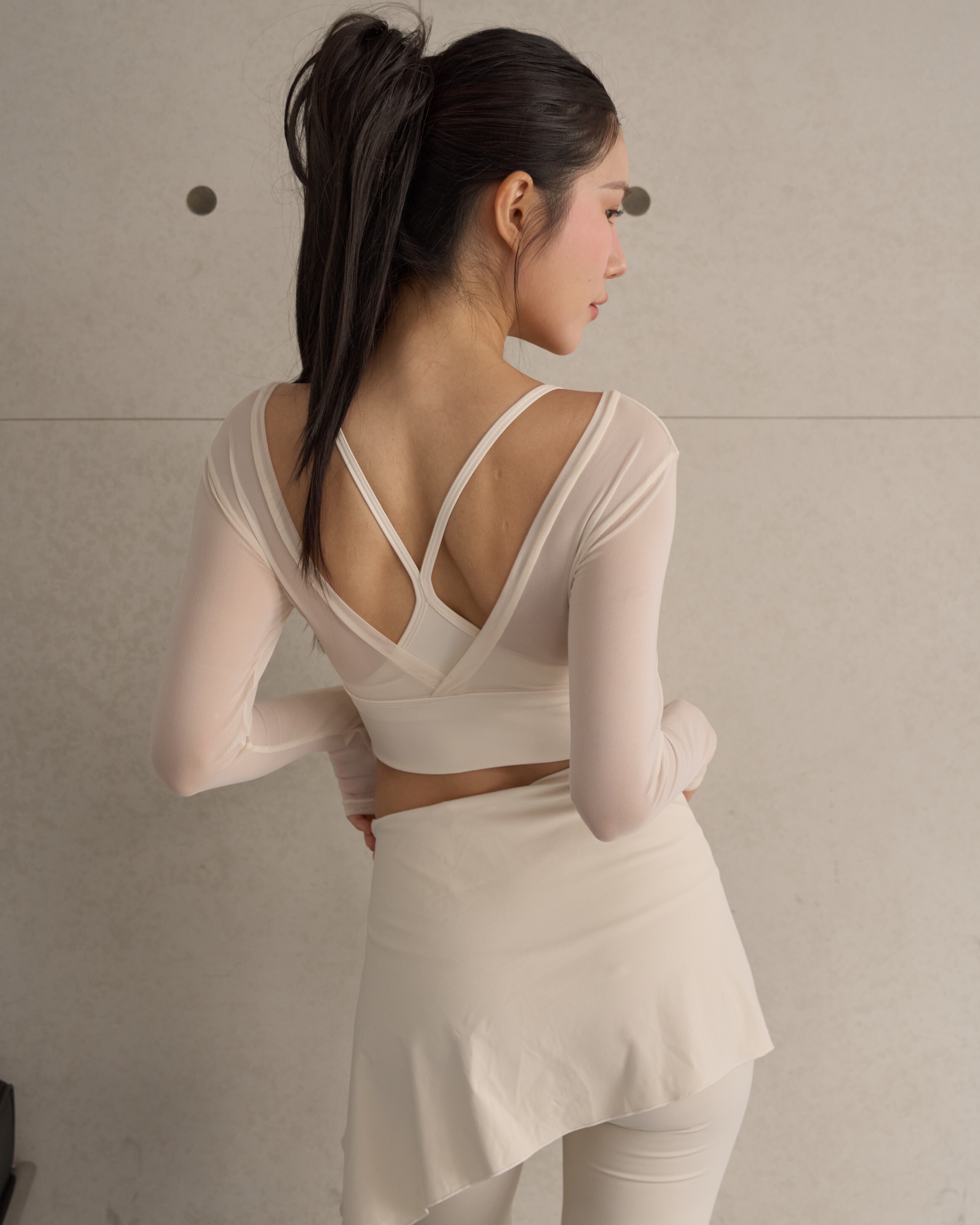 Breeze網紗V型美背長袖上衣-奶油白