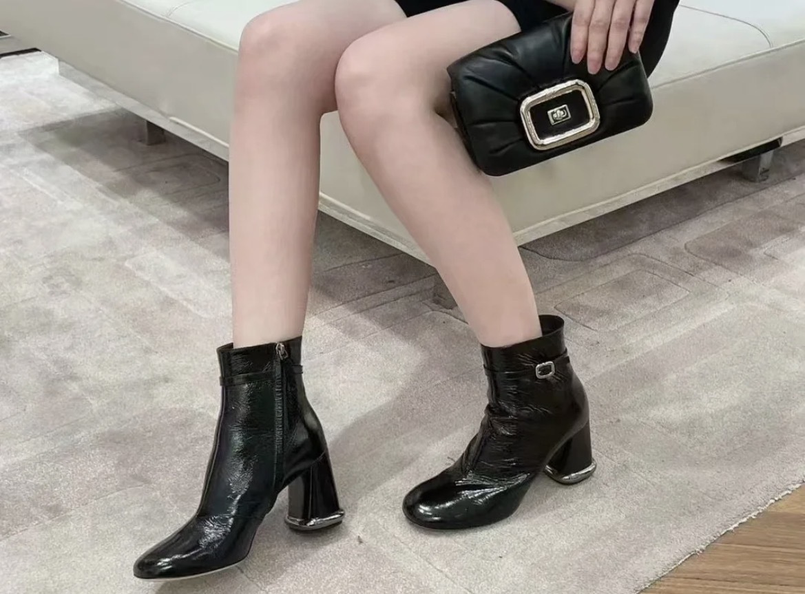 Roger Vivier RV Roundy suede heels boots black