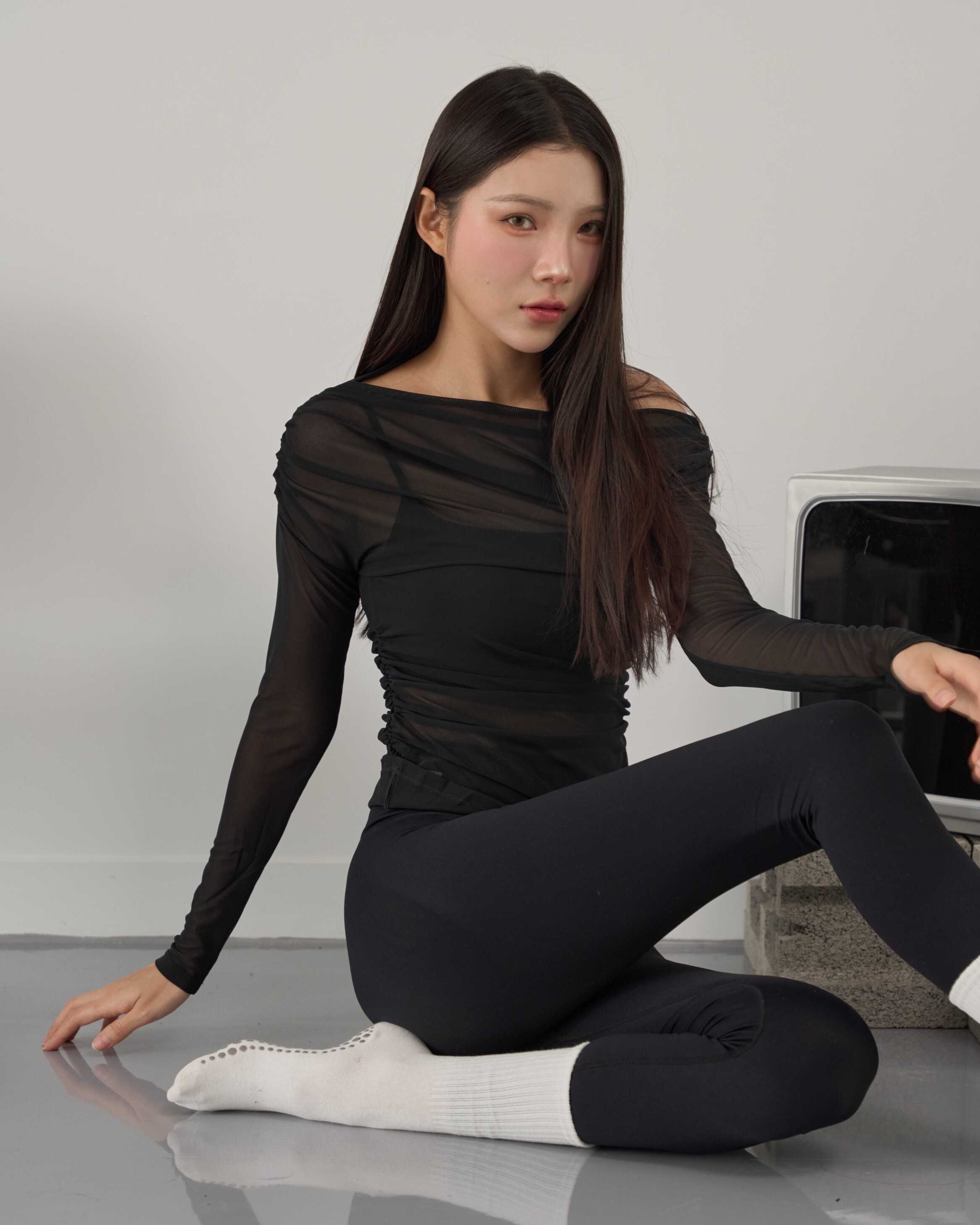 Breeze輕透網紗長袖上衣-黑色