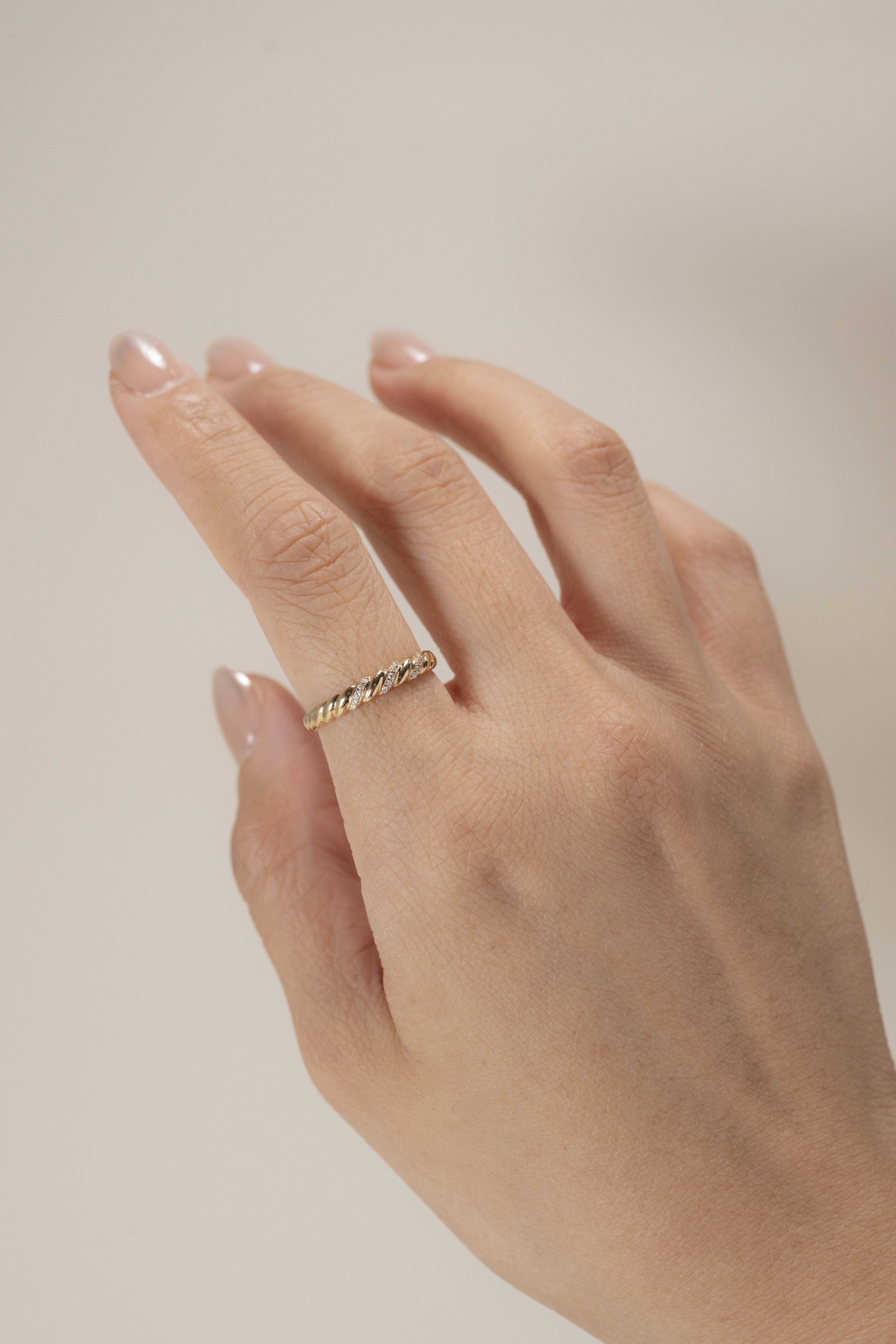 18K String Diamond Ring