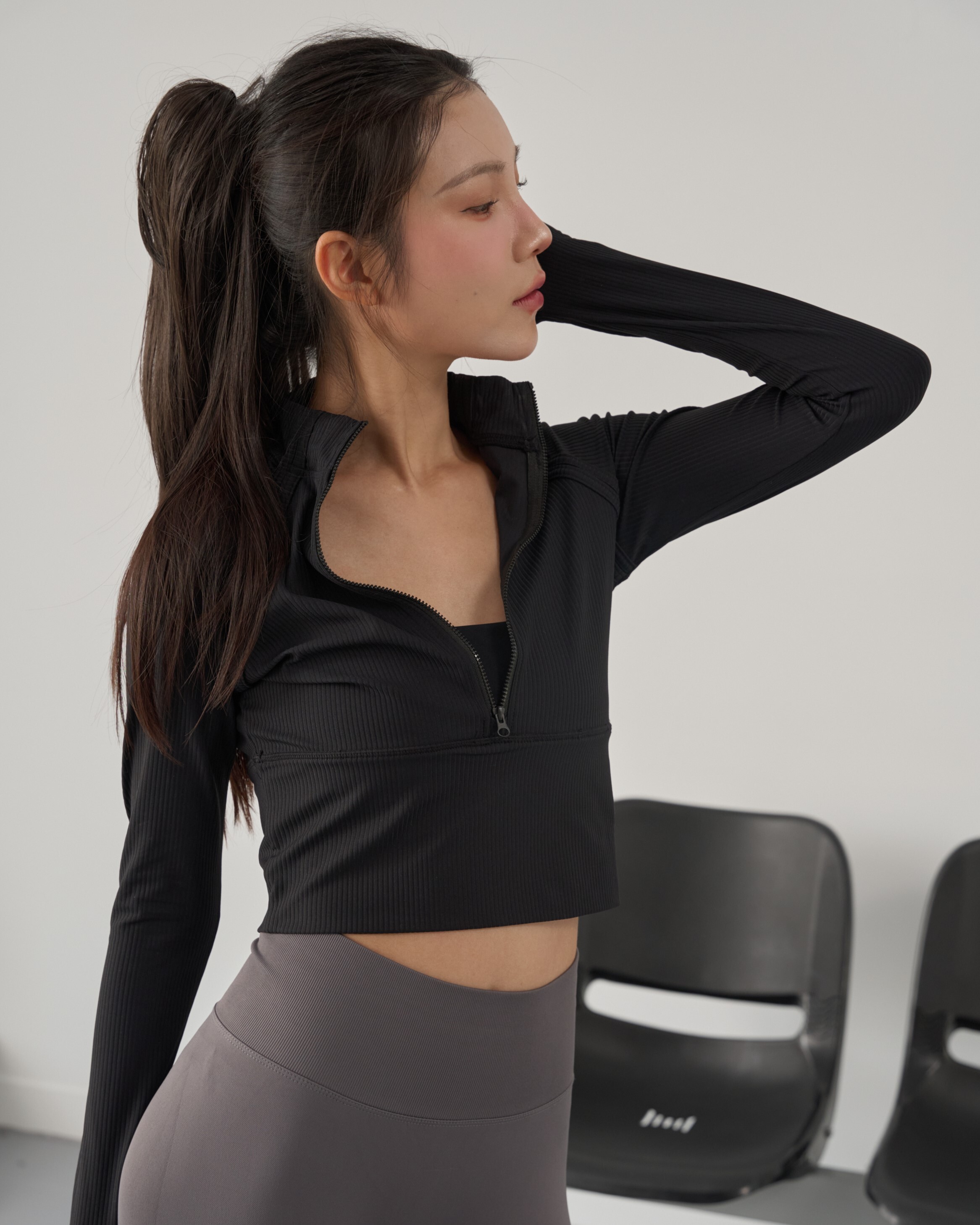 Stride立領羅紋拉鍊短版長袖上衣-黑色