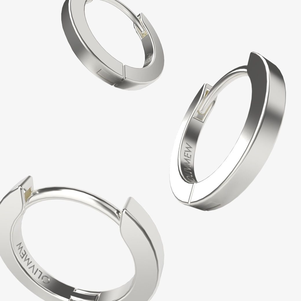 OLIVMEW A1 純銀圈圈耳環特寫,展示三個銀色俐落圓弧設計,耳環內側刻有LIVMEW字樣。