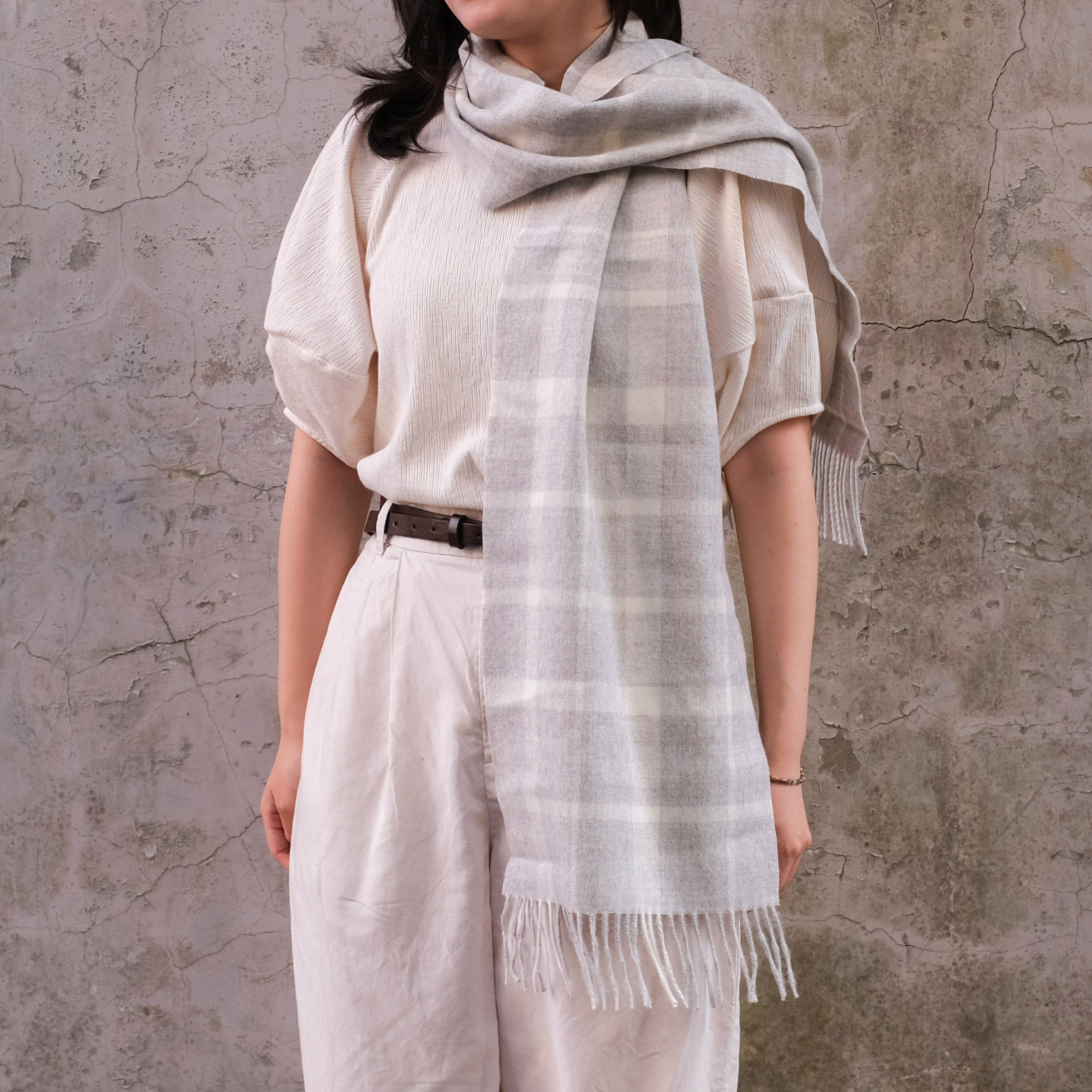 安地斯羊駝圍巾｜灰白格紋｜秘魯