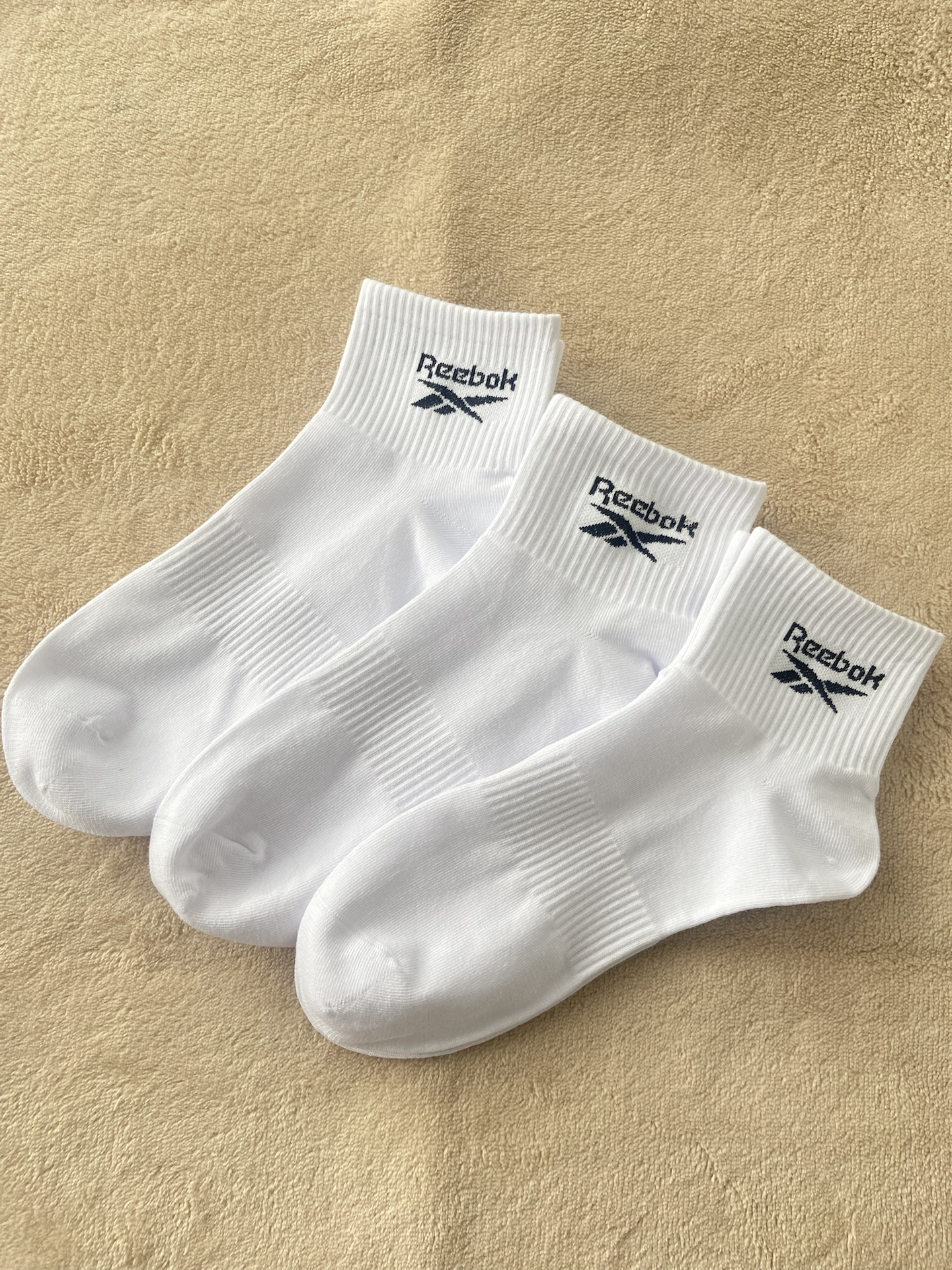 代購-Reebok 抗菌 防臭 透氣 排汗 中筒襪 男款 黑/白 五入裝