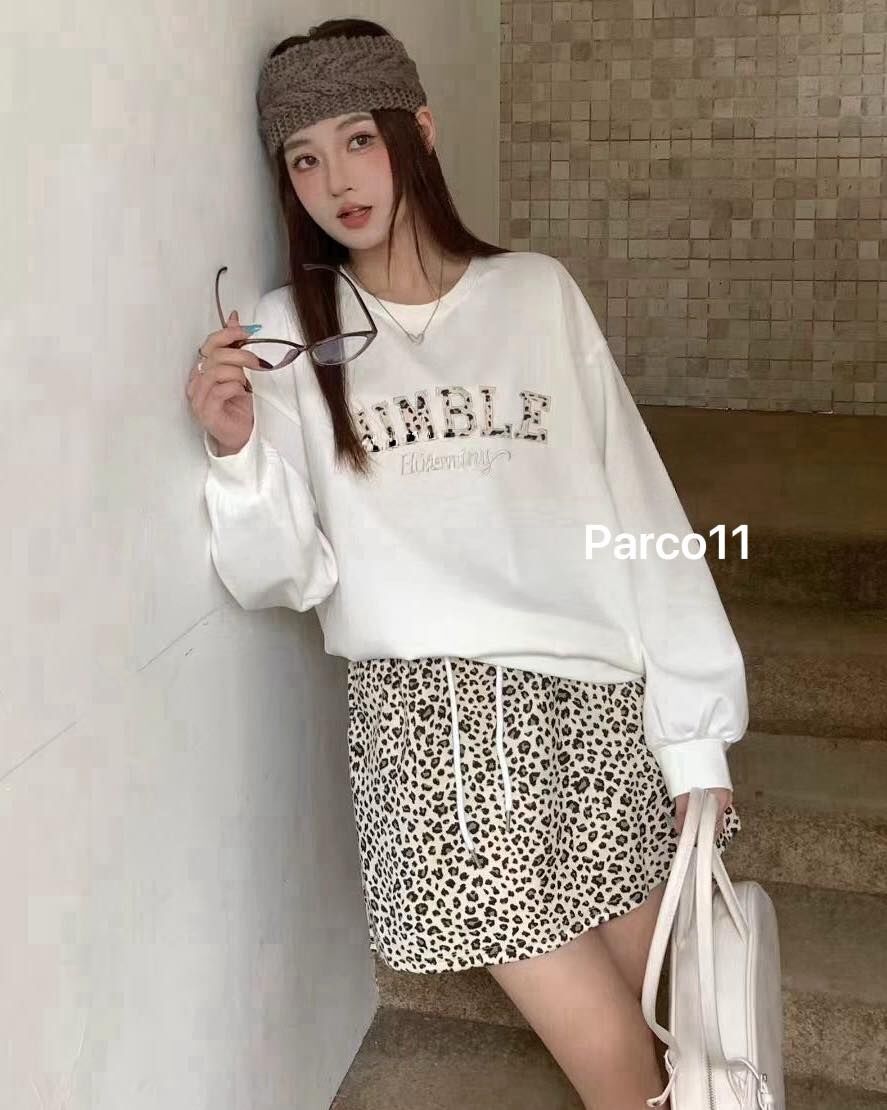 【甜美運動風刺繡字母上衣+ 豹紋短裙套裝組】（現貨）