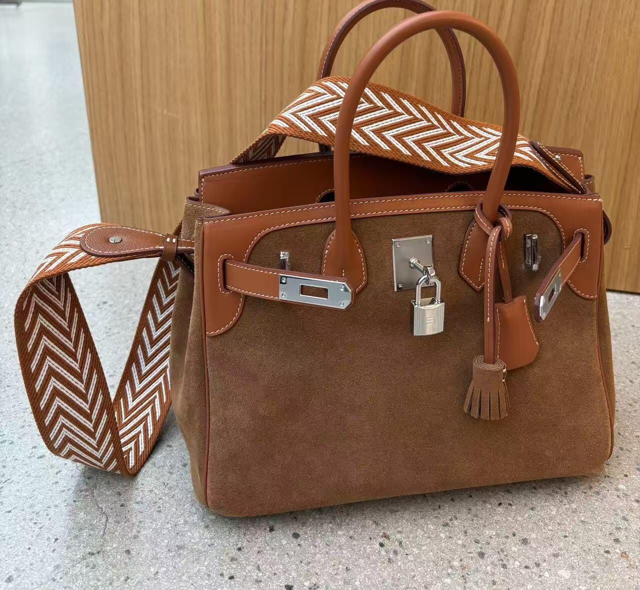 JU5132 絨面牛皮H款帶扣麂皮手提包*配肩帶