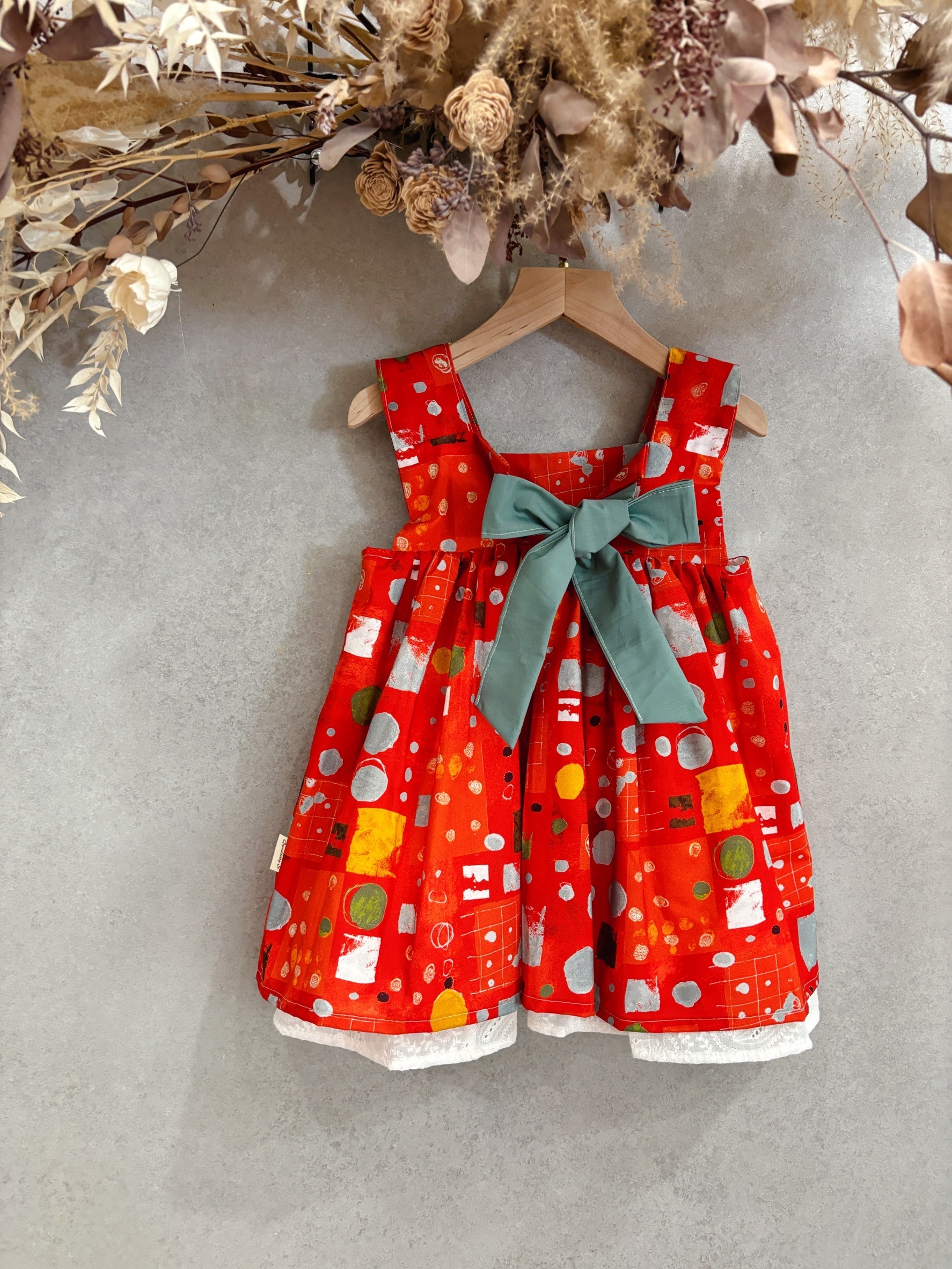 紅抽象 方領蕾絲綁帶洋裝（100）