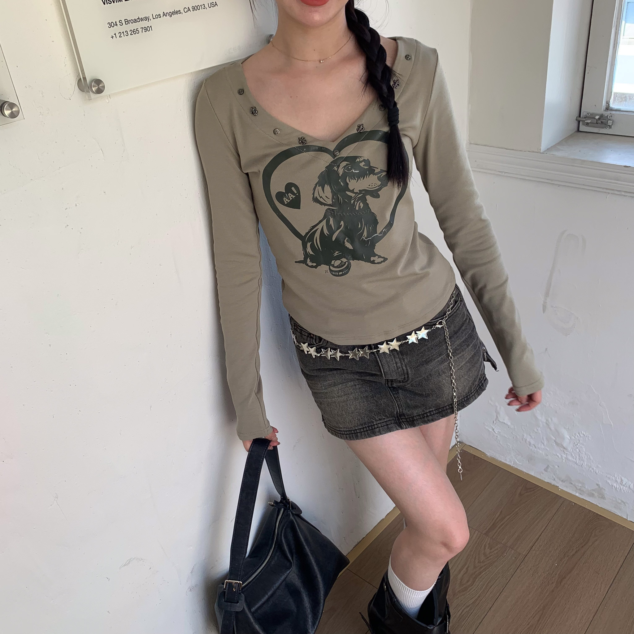 ISA_願為它買單! 超萌臘腸狗V領鉚釘上衣_51029