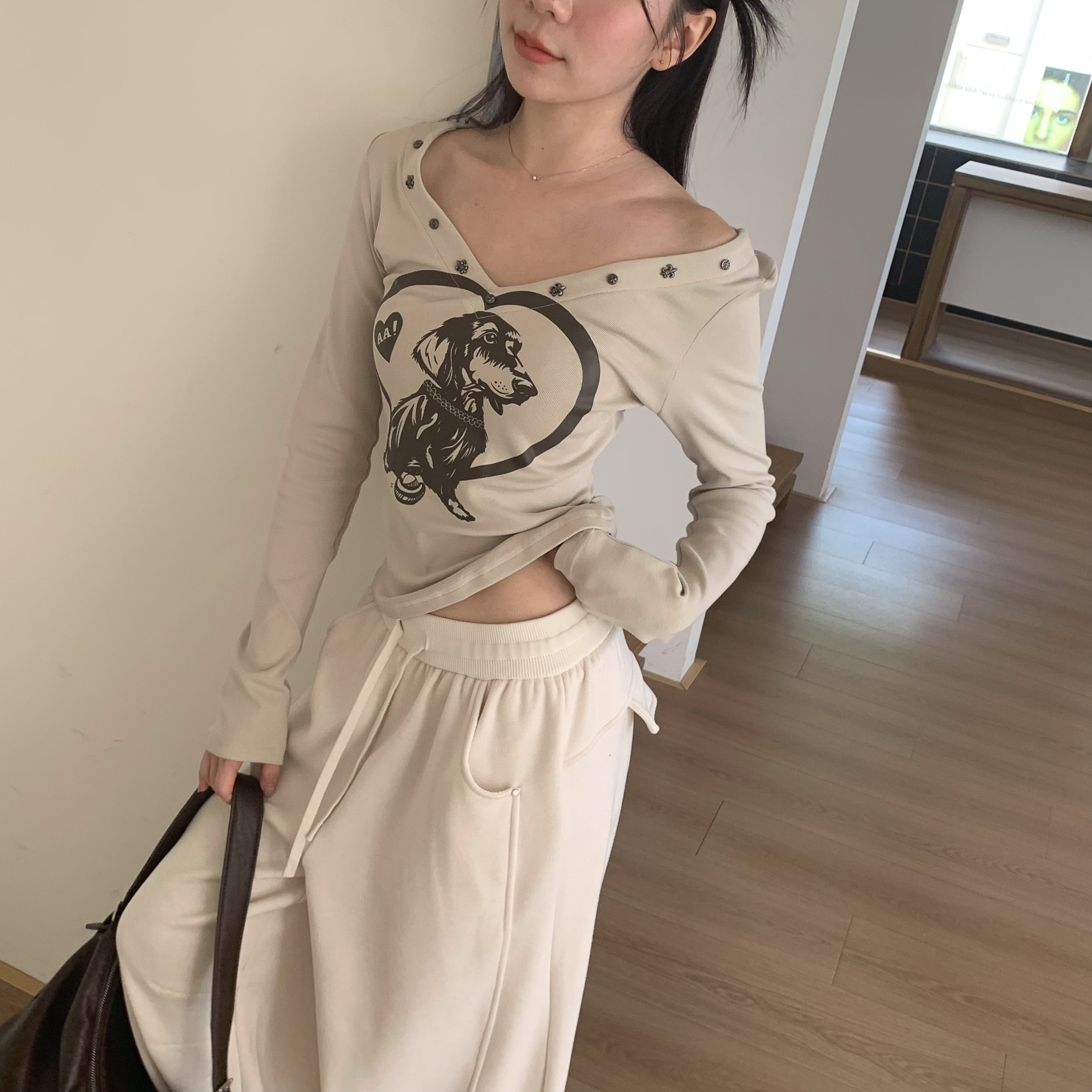 ISA_願為它買單! 超萌臘腸狗V領鉚釘上衣_51029