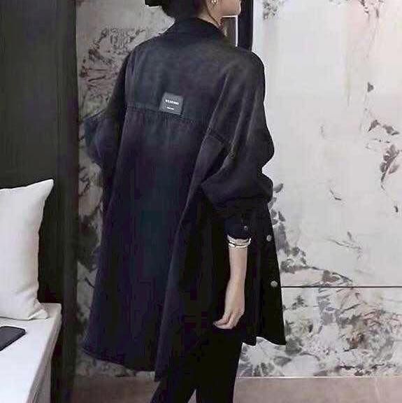 【帥氣百搭的字母標籤牛仔襯衫外套】（現貨）