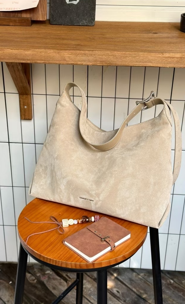 代購-CHARLES&KEITH 小ck 絨面大容量 托特包 單肩包 Nutmeg Beige 米