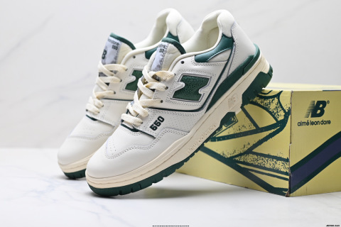 New Balance NB550 系列 復古休閑運動慢跑鞋 以更純粹的復古風格設計打造的全新造型 側身還以解構設計 將 N 字標誌以做舊壓花樣式呈現 樣式別具新意 則呈現出高級懷舊氣質 也讓鞋款在奢華時裝風格與運動氛圍之間達到了平衡