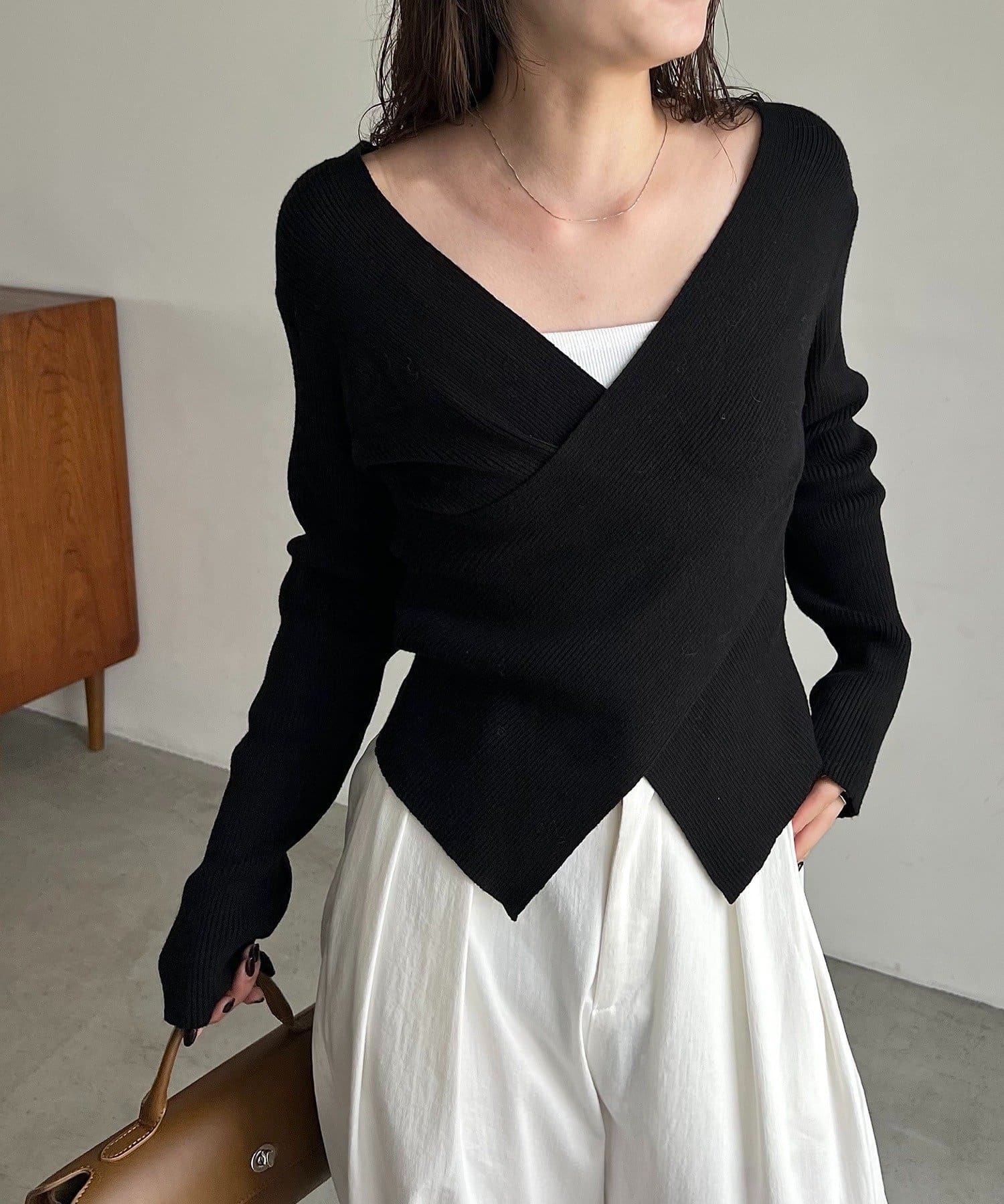 CAPRICIEUX LE'MAGE(カプリシュレマージュ)  【華奢見えが叶う】クロスVネックニット黑（LEZ1052305A0007）