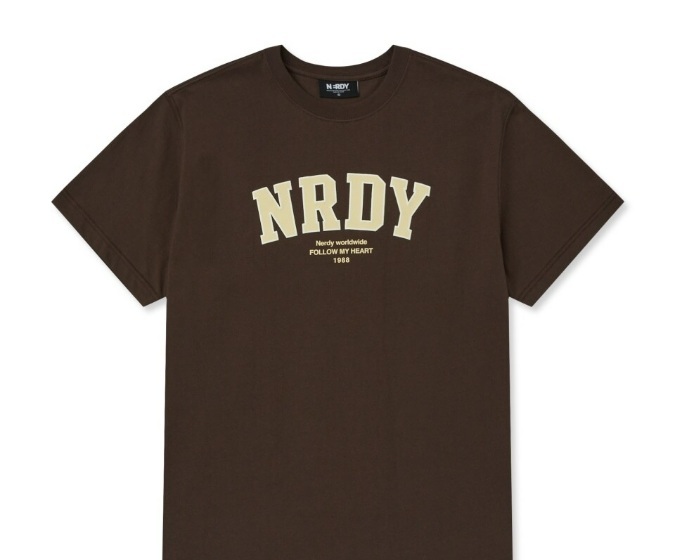 [K] NERDY ARCH LOGO S/S T-SHIRT_BROWN, PNEU25ST1941 (KN41)