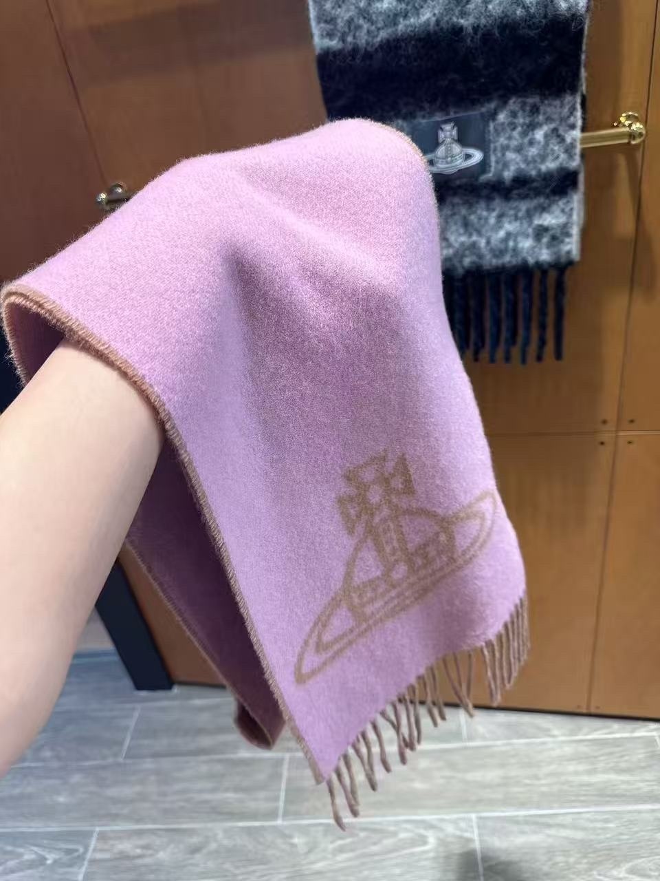 預訂 Vivienne Westwood double Orb logo scarf pink/camel