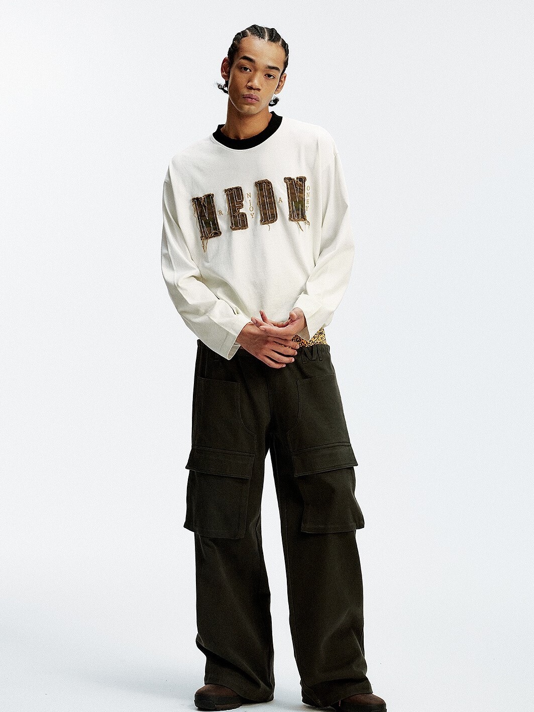 MEDM 撞色領口 迷彩毛邊Logo貼布 休閒寬鬆 長袖T