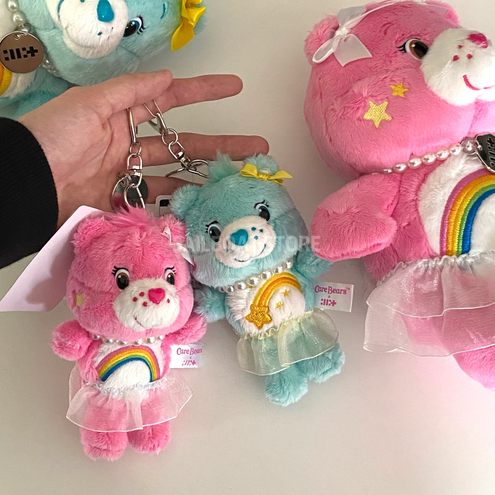 🇯🇵日本 Care Bears × ILLIT 聯名系列 彩虹熊 吊飾