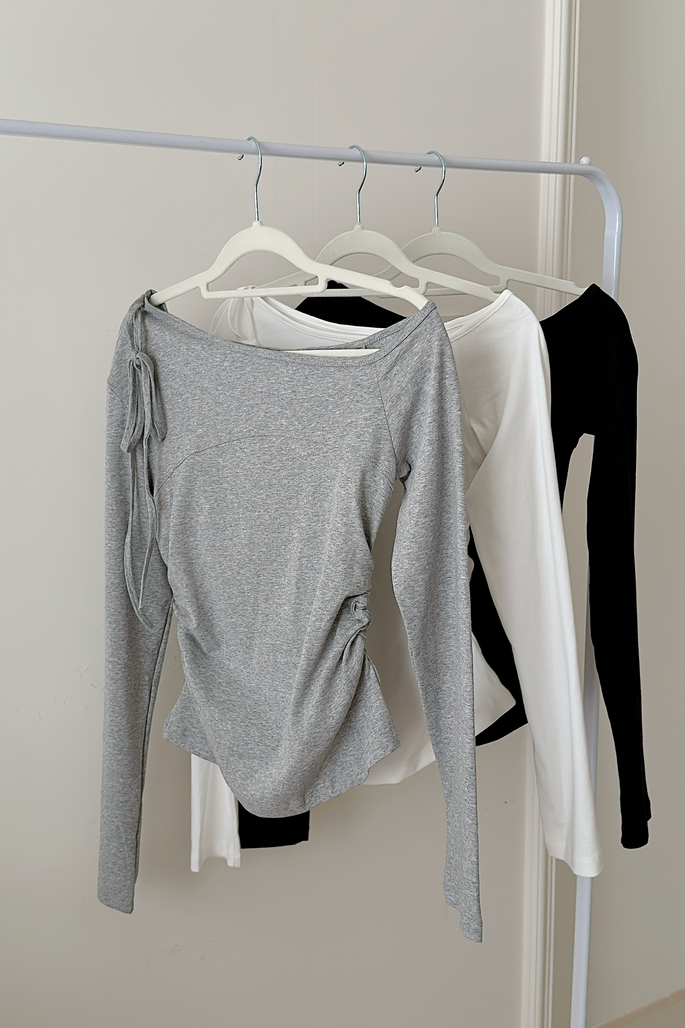 現貨🚚簡約小心機拼接繞脖上衣💕共3色