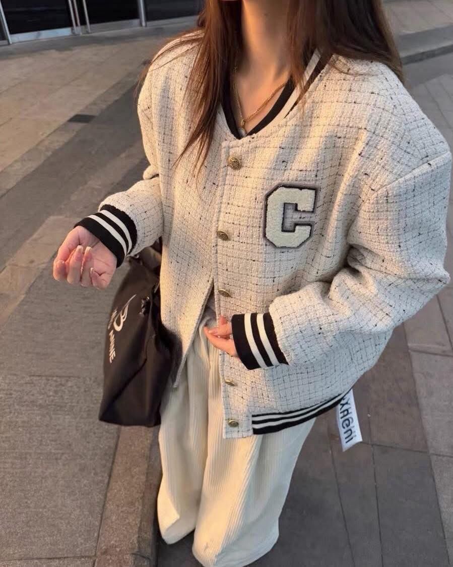 【時髦又氣質的小香風字母棒球外套】（現貨）