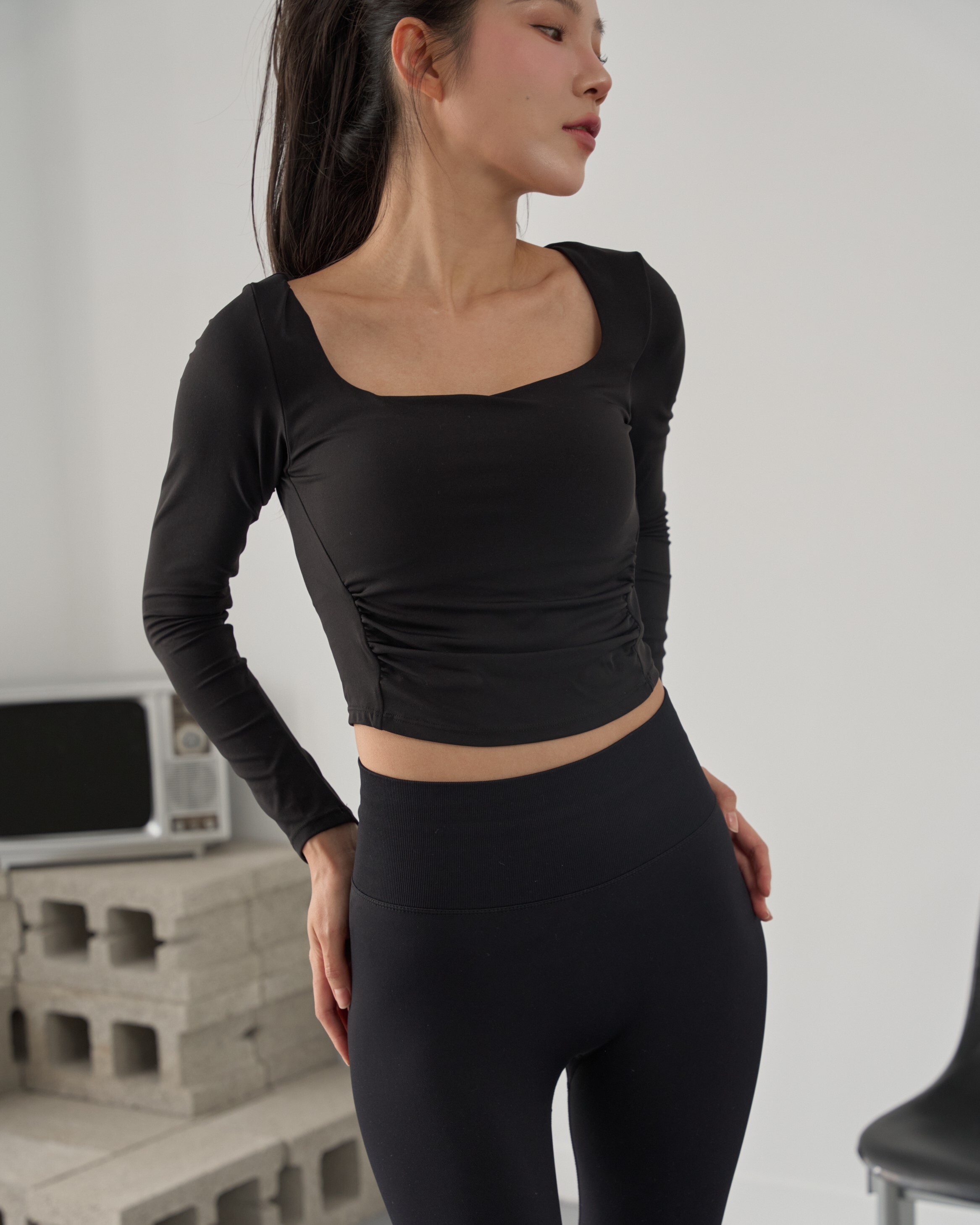 Femme方領腰部抽皺短版上衣-黑色