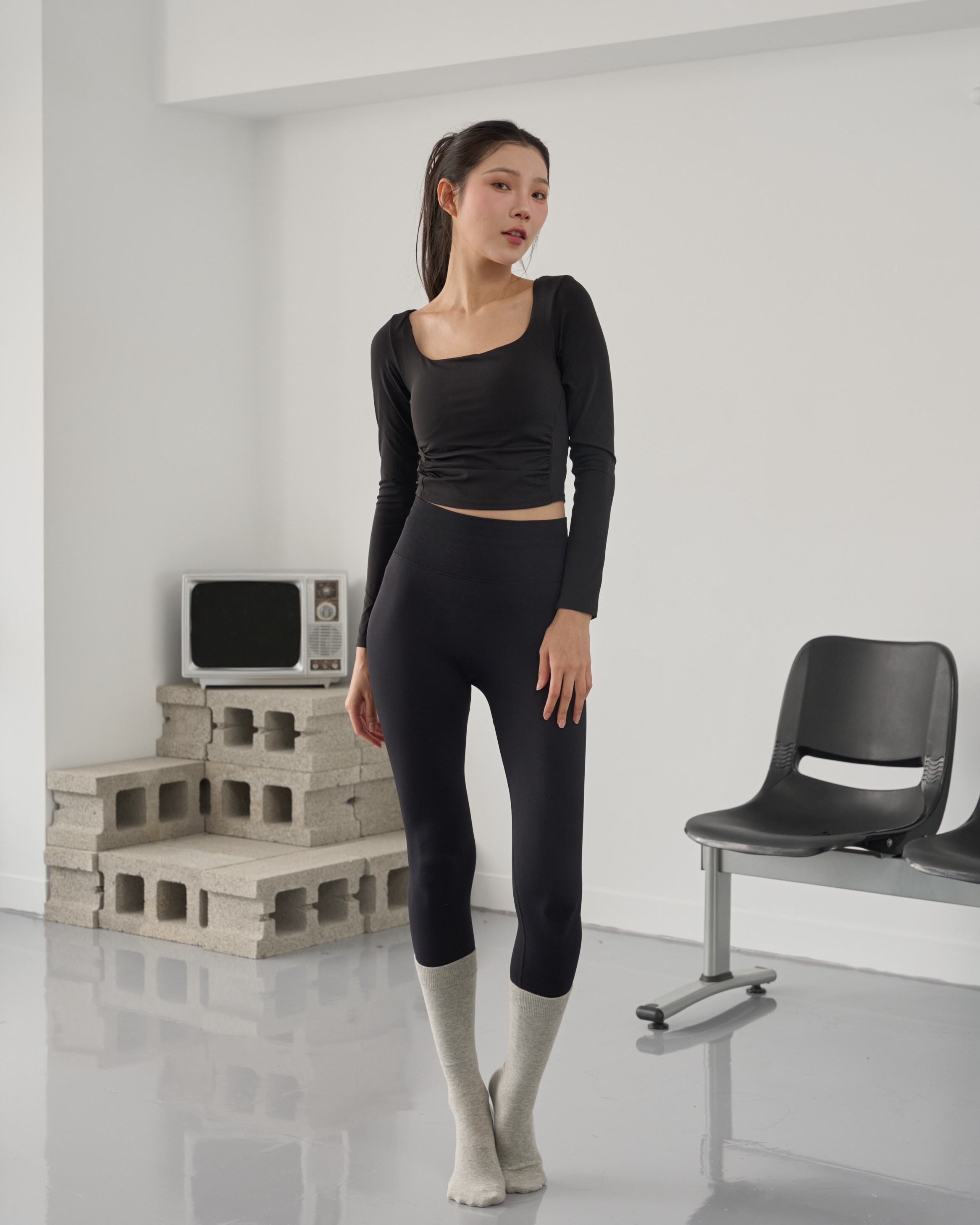 Femme方領腰部抽皺短版上衣-黑色