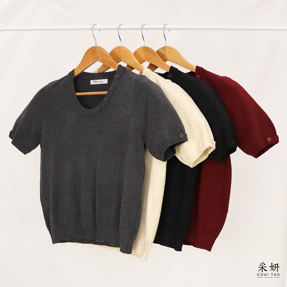 素色裝飾鈕扣針織圓領短袖上衣