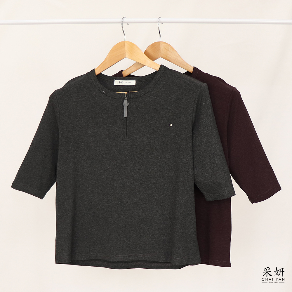 素色羅紋字母綴飾拉鍊圓領半袖上衣