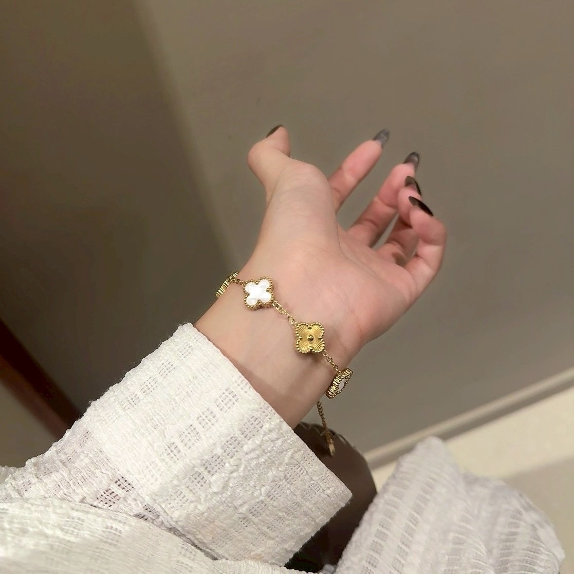 低奢金黑釉/白貝鐳射”k18中號五花四葉草手鍊