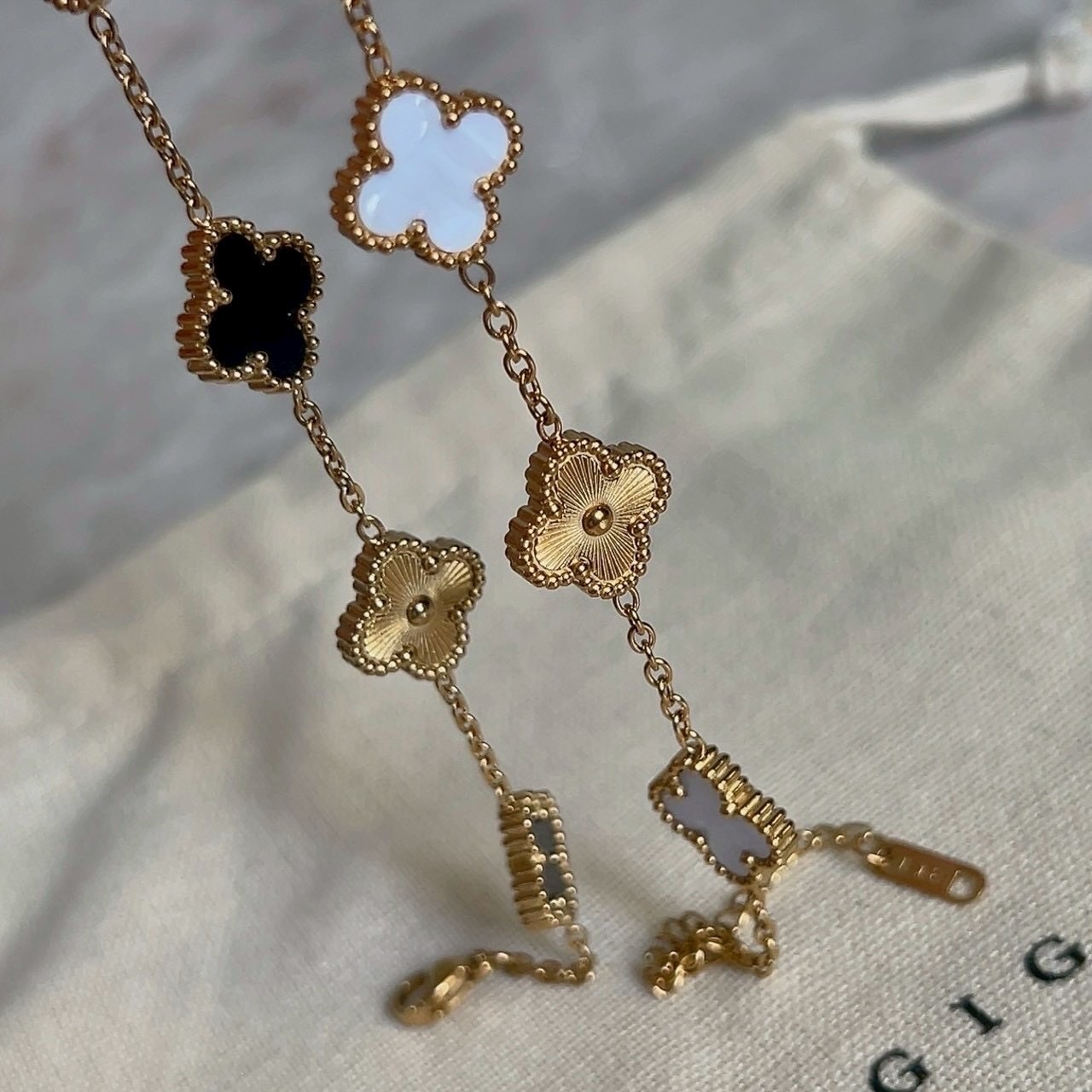 低奢金黑釉/白貝鐳射”k18中號五花四葉草手鍊