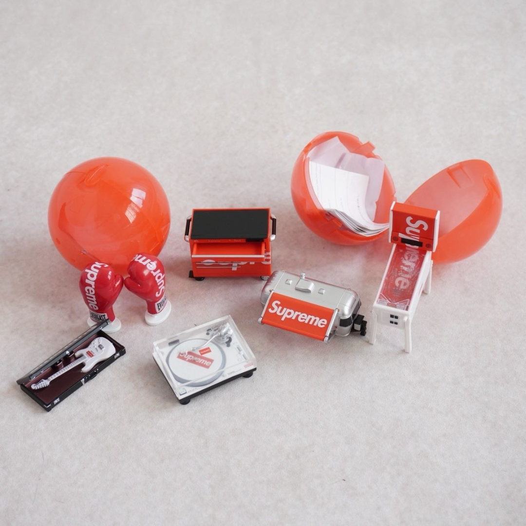 扭蛋 🇯🇵日本 SUPREME × BANDAI 經典配飾 迷你模型