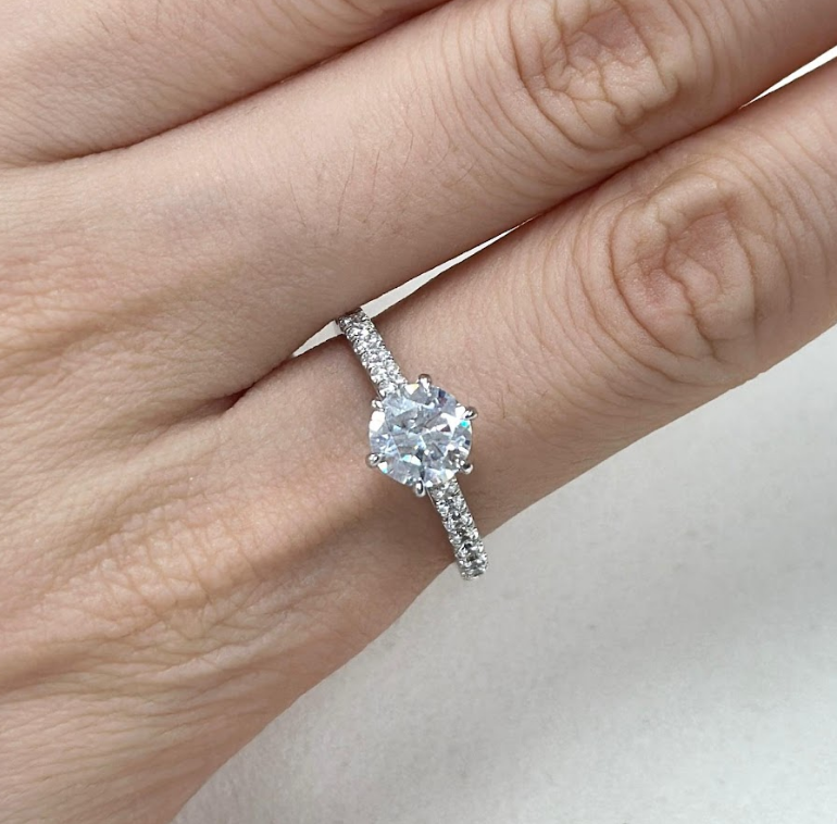 AP04 R6517 1 Carat  1卡圓形白色莫桑戒指 $380