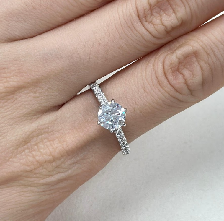 AP05 R6632 2 Carat 圓形白色莫桑戒指 $380