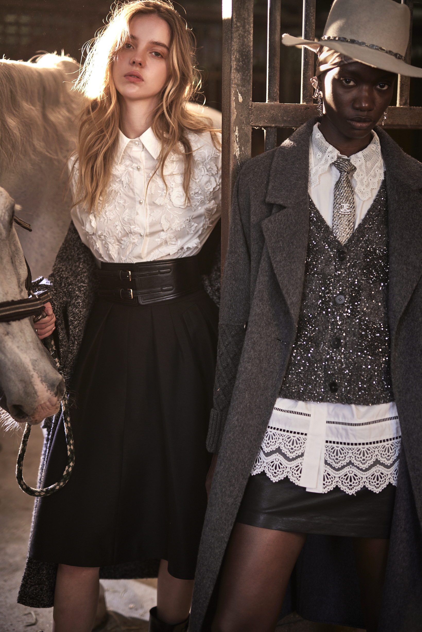 BE15103A1 空靈綻放立體壓折花卉刺繡襯衫