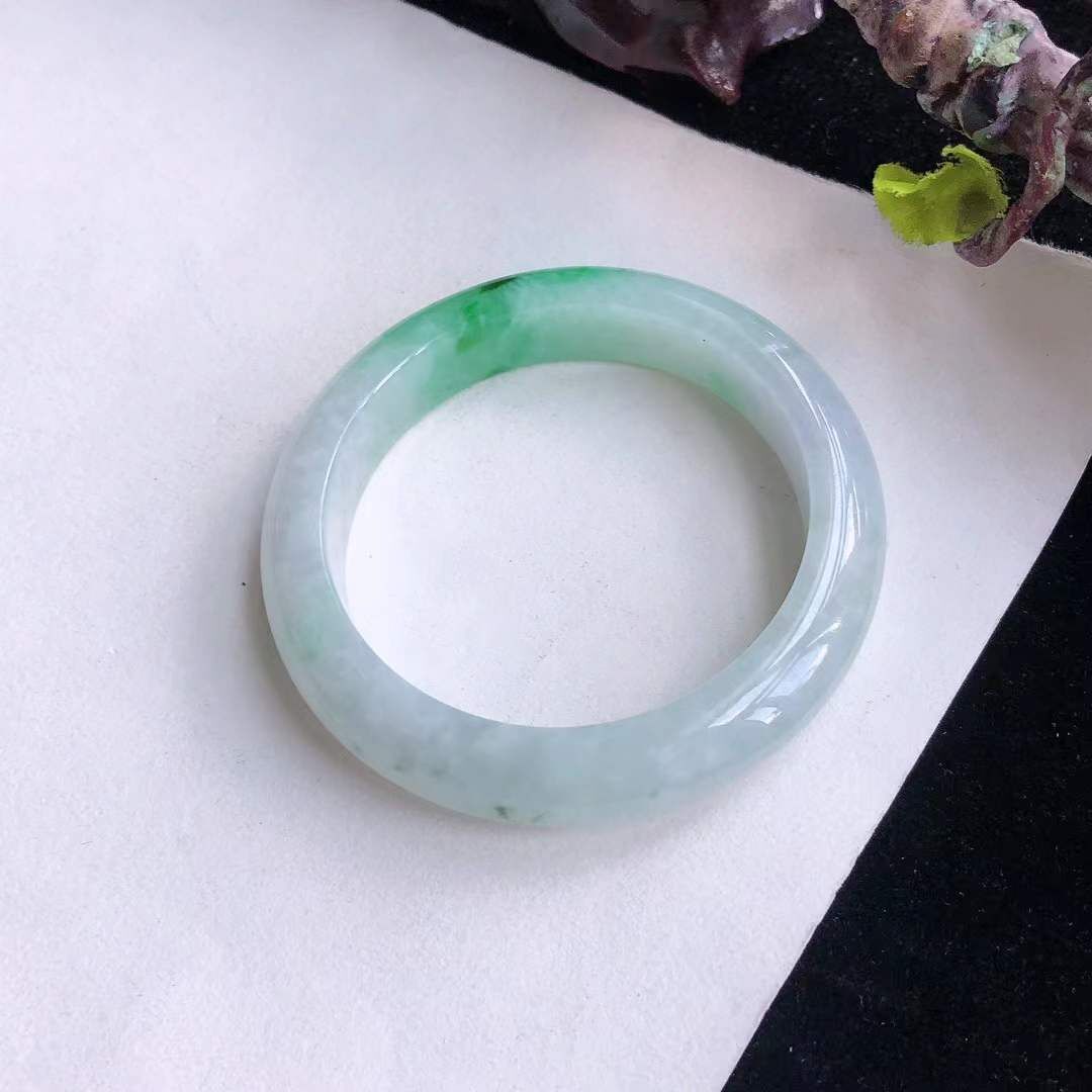 1072639 53.5mm冰糯飄辣綠翡翠正圈手鐲 (52-54)