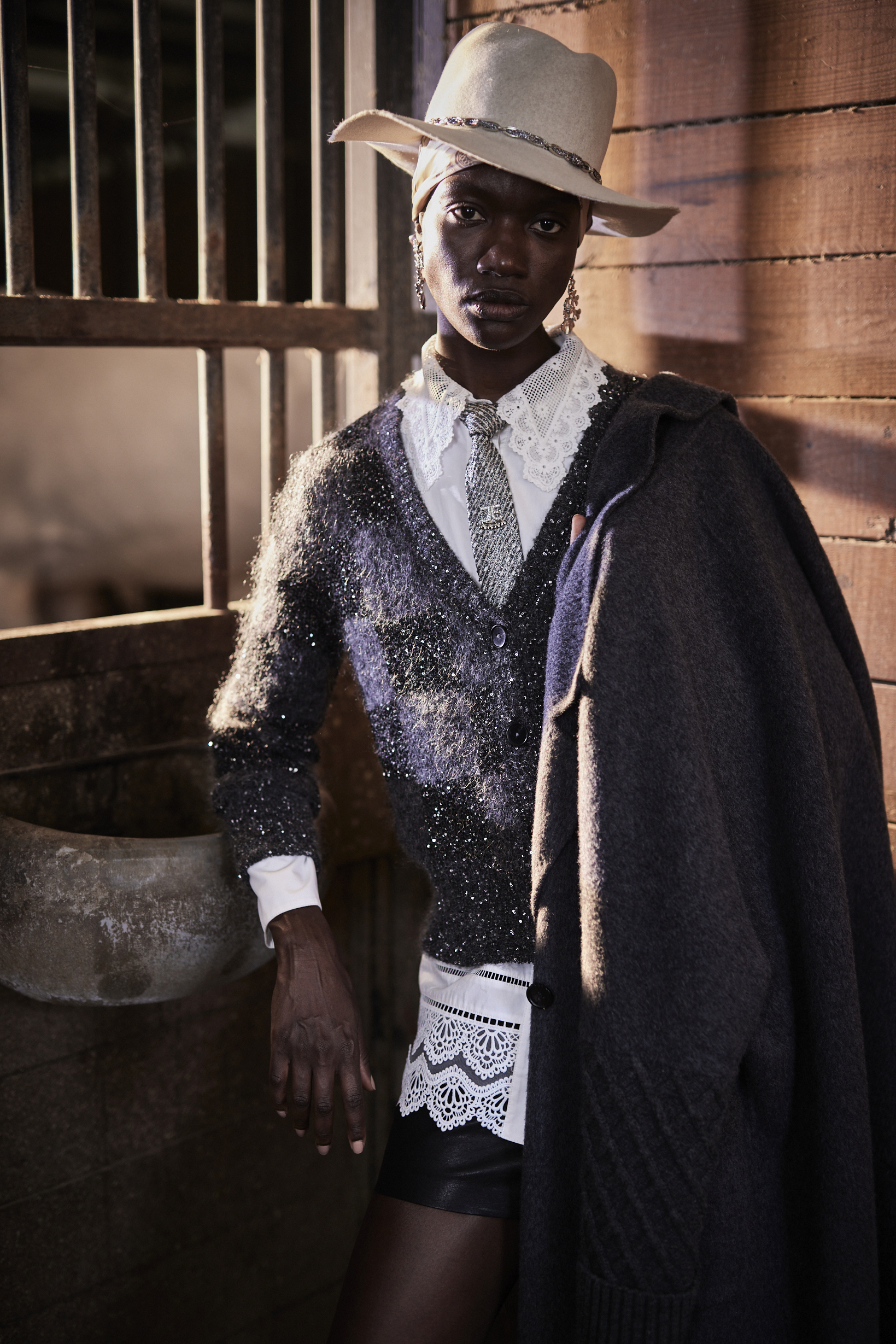 BE15105A1 蕾語綻放古典優雅蕾絲拼飾直筒襯衫