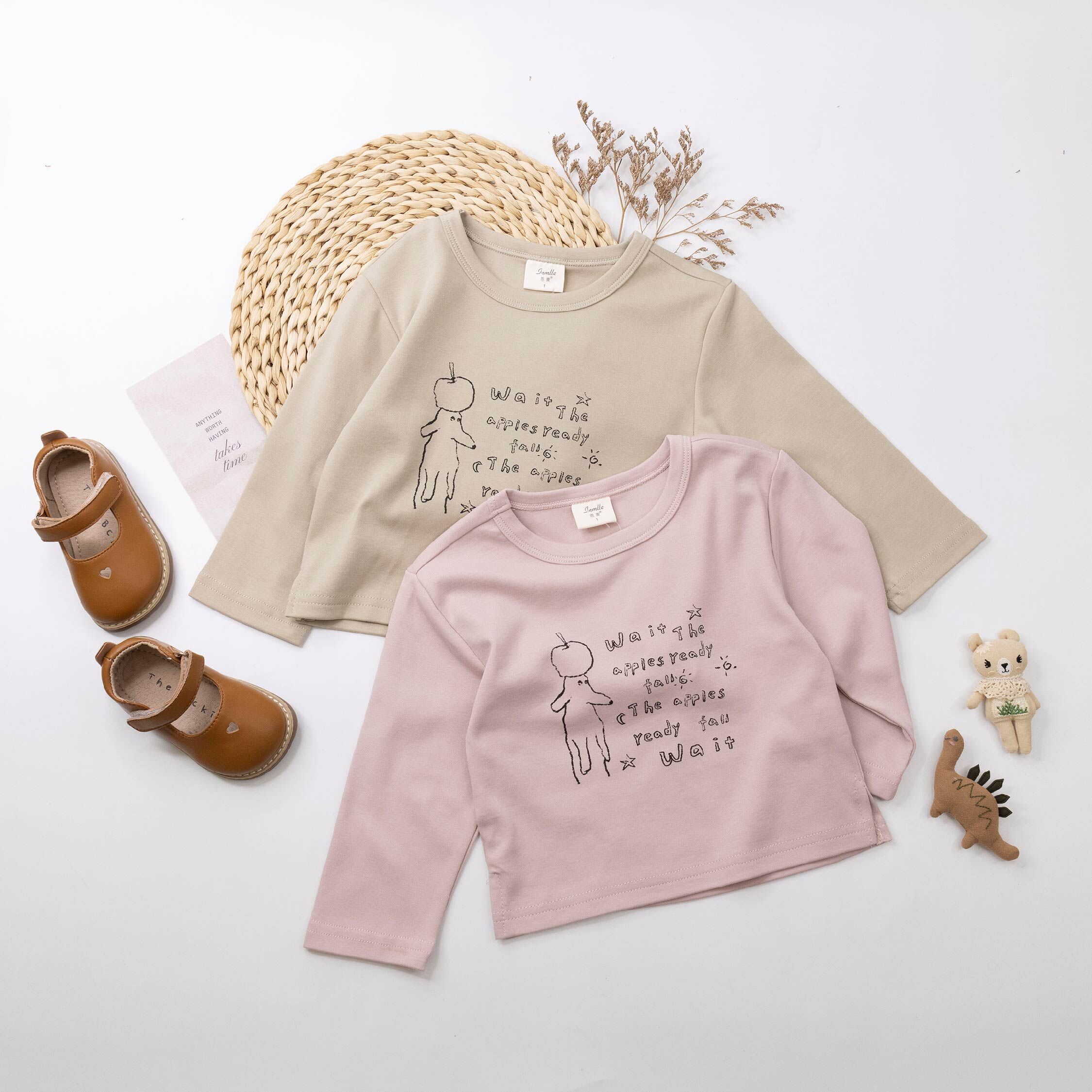 【H55564】塗鴉狗狗蘋果英字上衣＊二色