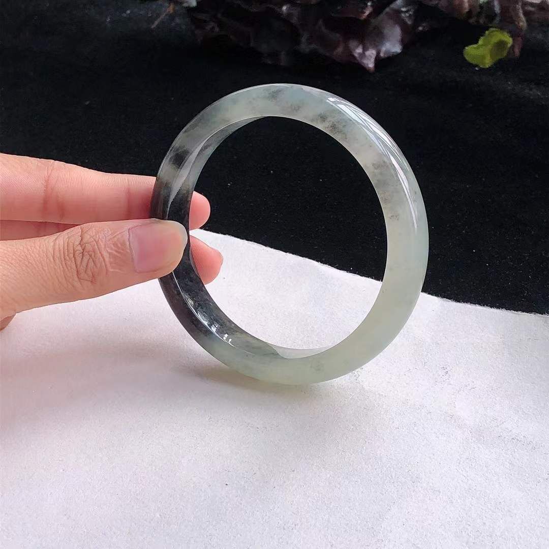 1072644 57.9mm冰糯飄烏雞翡翠正圈手鐲 (56-58)