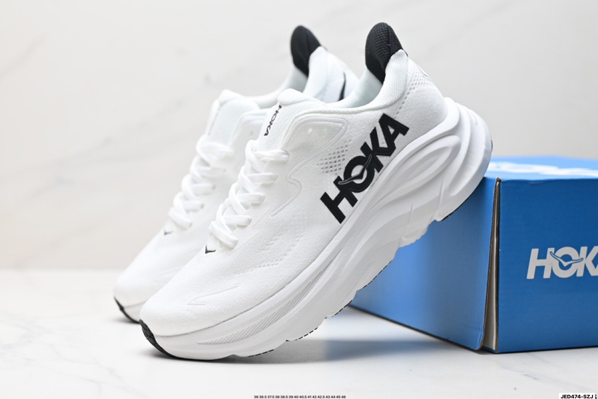 HOKA M CLIFTON 10 輕量低幫戶外越野跑鞋 戶外山脈越野輕量運動跑鞋 鞋面用輕的無縫架構 鞋帶用了彈性不易鬆脫的扁寬彈性鞋帶 輕薄的TPU貼在透氣的鞋面上前掌與中掌部分進行加寬 橡膠大底 EVA緩震鞋底用滾動平衡技術引導跑者自然步態