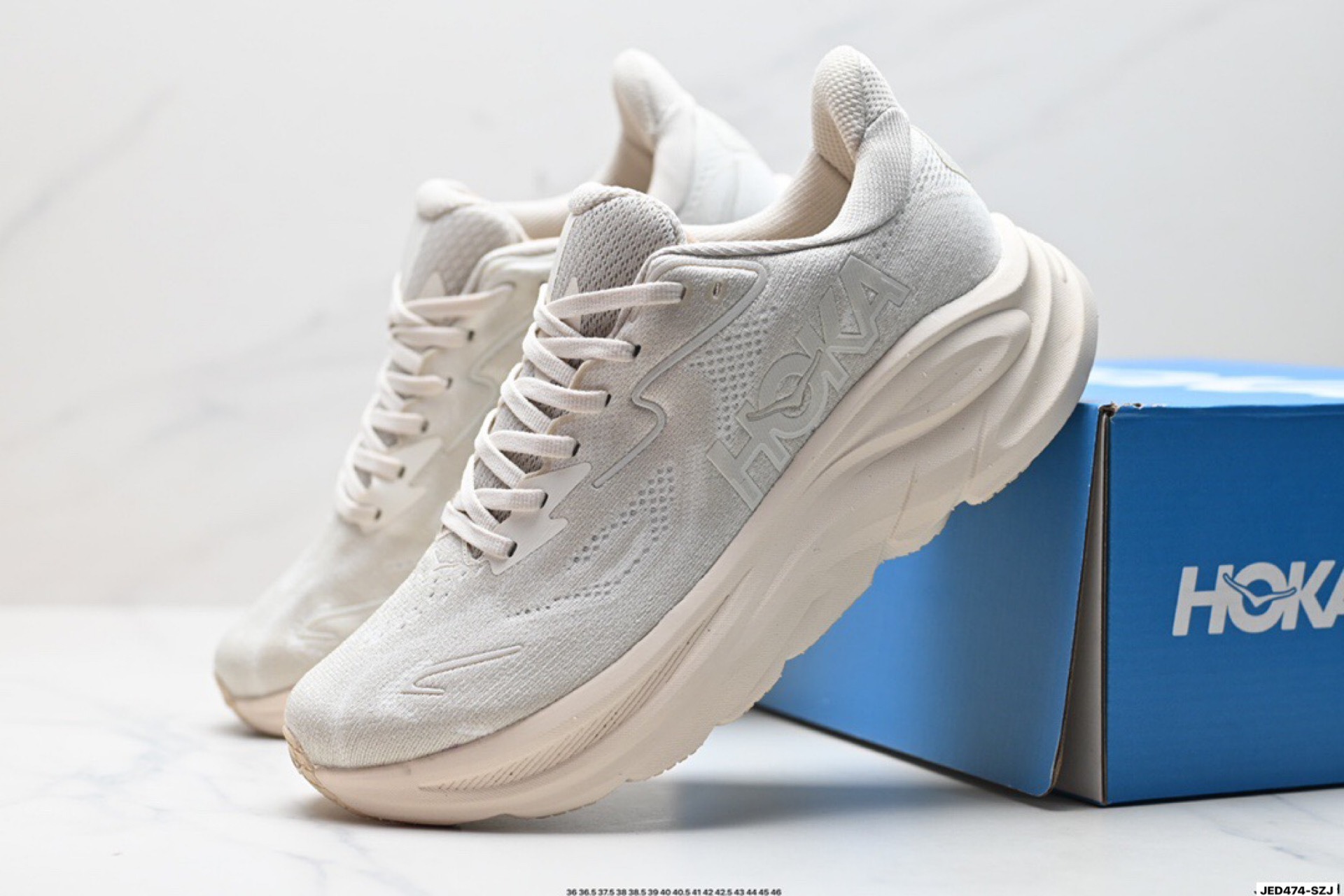 HOKA M CLIFTON 10 輕量低幫戶外越野跑鞋 戶外山脈越野輕量運動跑鞋 鞋面用輕的無縫架構 鞋帶用了彈性不易鬆脫的扁寬彈性鞋帶 輕薄的TPU貼在透氣的鞋面上前掌與中掌部分進行加寬 橡膠大底 EVA緩震鞋底用滾動平衡技術引導跑者自然步態