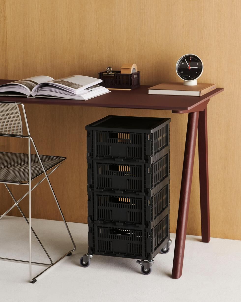 HAY 收納籃放在桌邊當文件收納抽屜