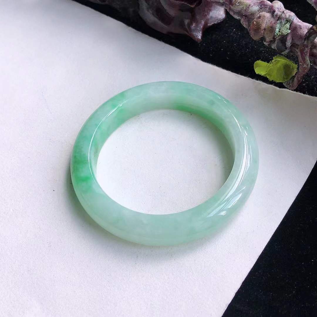 1072646 52mm冰糯種飄綠翡翠正圈手鐲 (50-52)