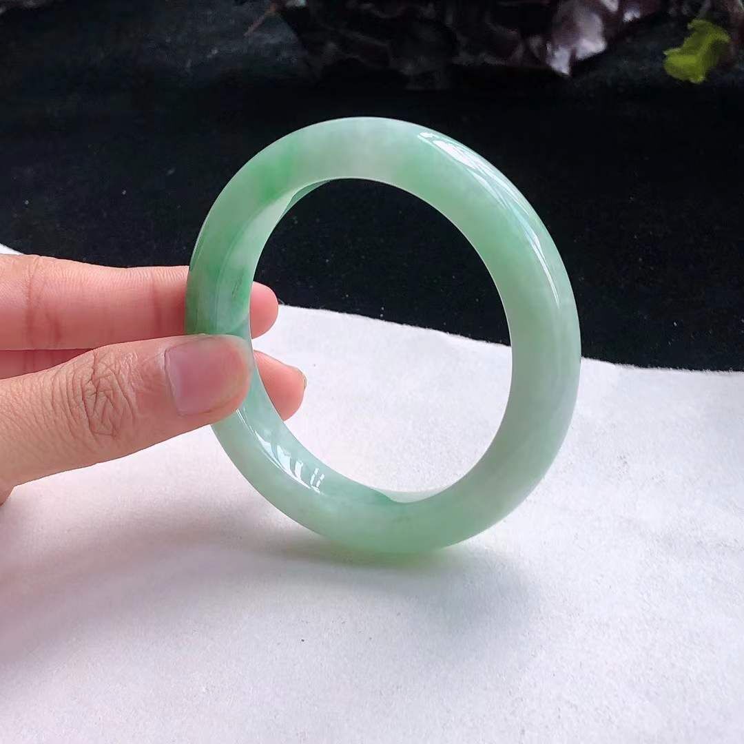 1072646 52mm冰糯種飄綠翡翠正圈手鐲 (50-52)