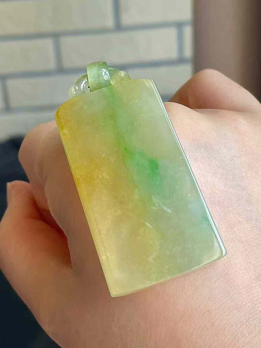 1075549 翡翠高冰黃加綠無事牌吊墜