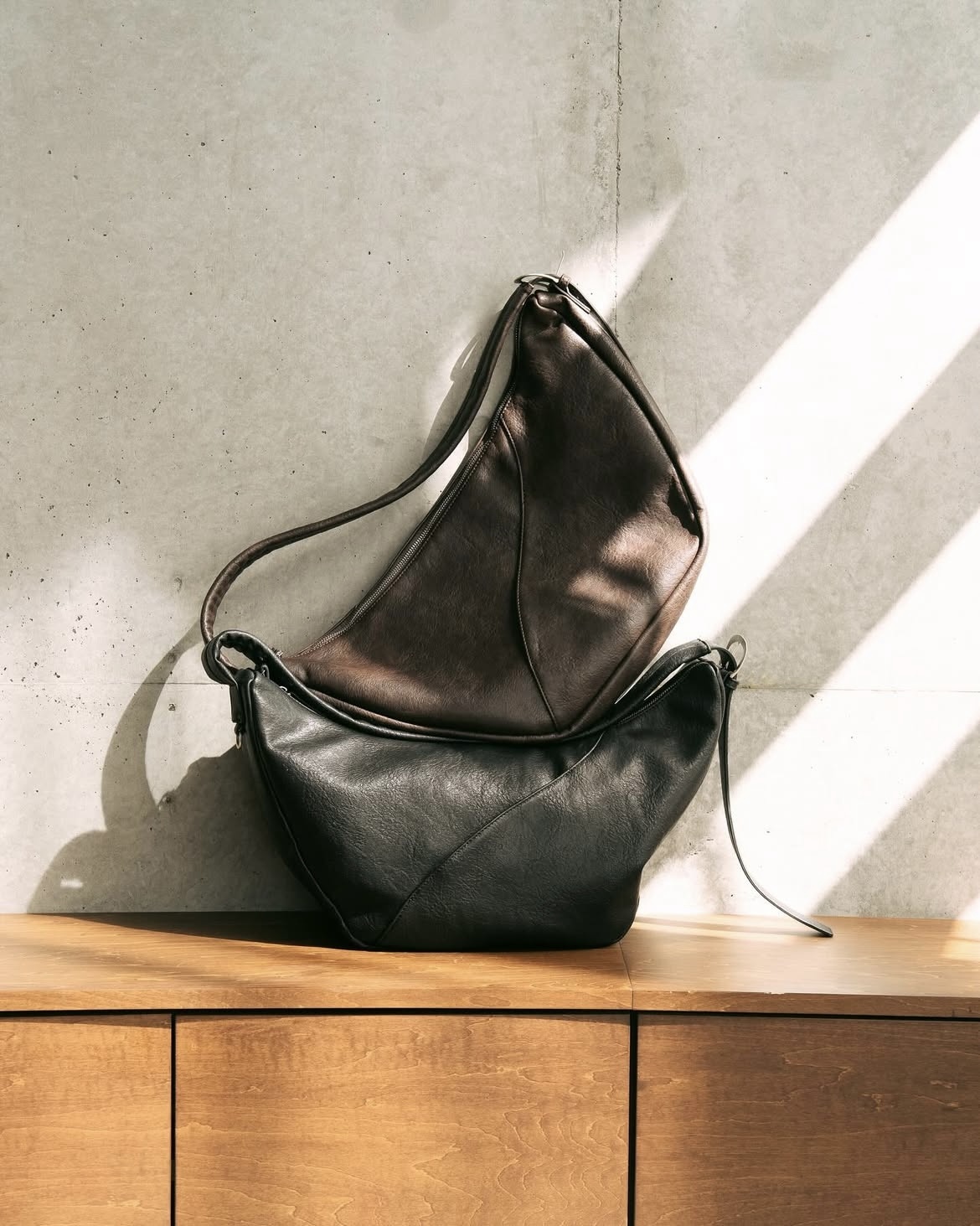 <日本限定！> SINSS 2Way Slit 半月包 斜背包 肩背包 兩色