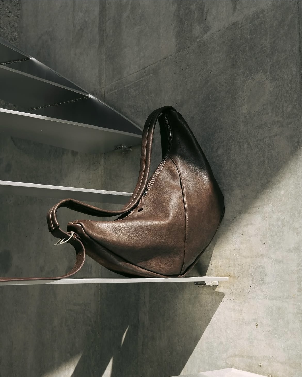 <日本限定！> SINSS 2Way Slit 半月包 斜背包 肩背包 兩色