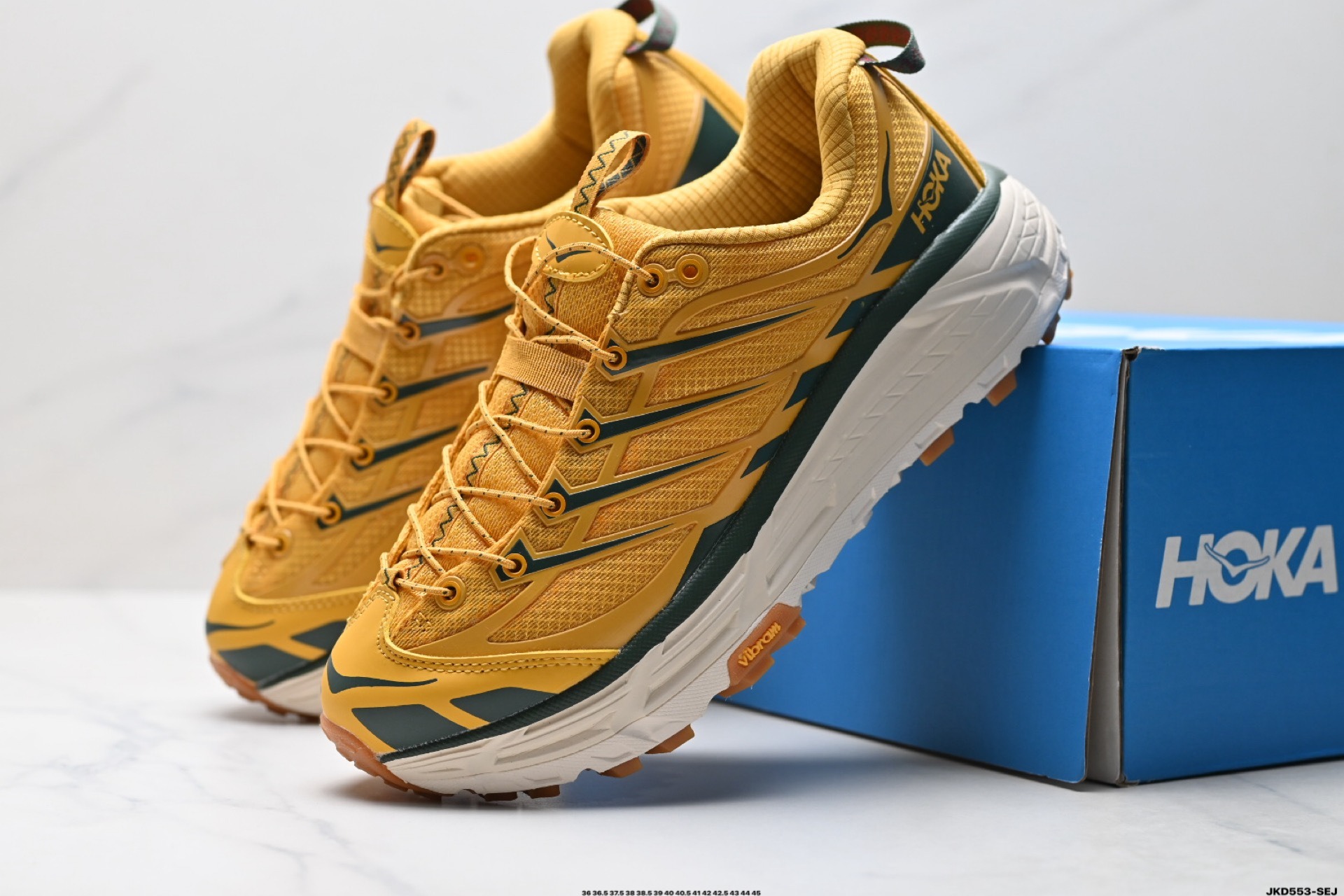 HOKA MAFATE SPEED THREE 2瑪法特 超輕厚底輕量山地跑步鞋滾動平衡科技和適度的腳後跟傾斜角度 可平穩步伐體驗和柔軟的腳感 鞋面採用了皮革相拼 帶來良好的舒適性和強支撐力 採用全掌EVA中底 厚實而輕便 同時兼顧的標誌性緩震性能作為先鋒品牌 總是以獨特的方式 在設計與功能之間取得平衡OPENING CEREMONY則是將大膽的個人化設計作為優先考慮的因素雙方理念的結合 成就了這一激動人心的全新聯名系列