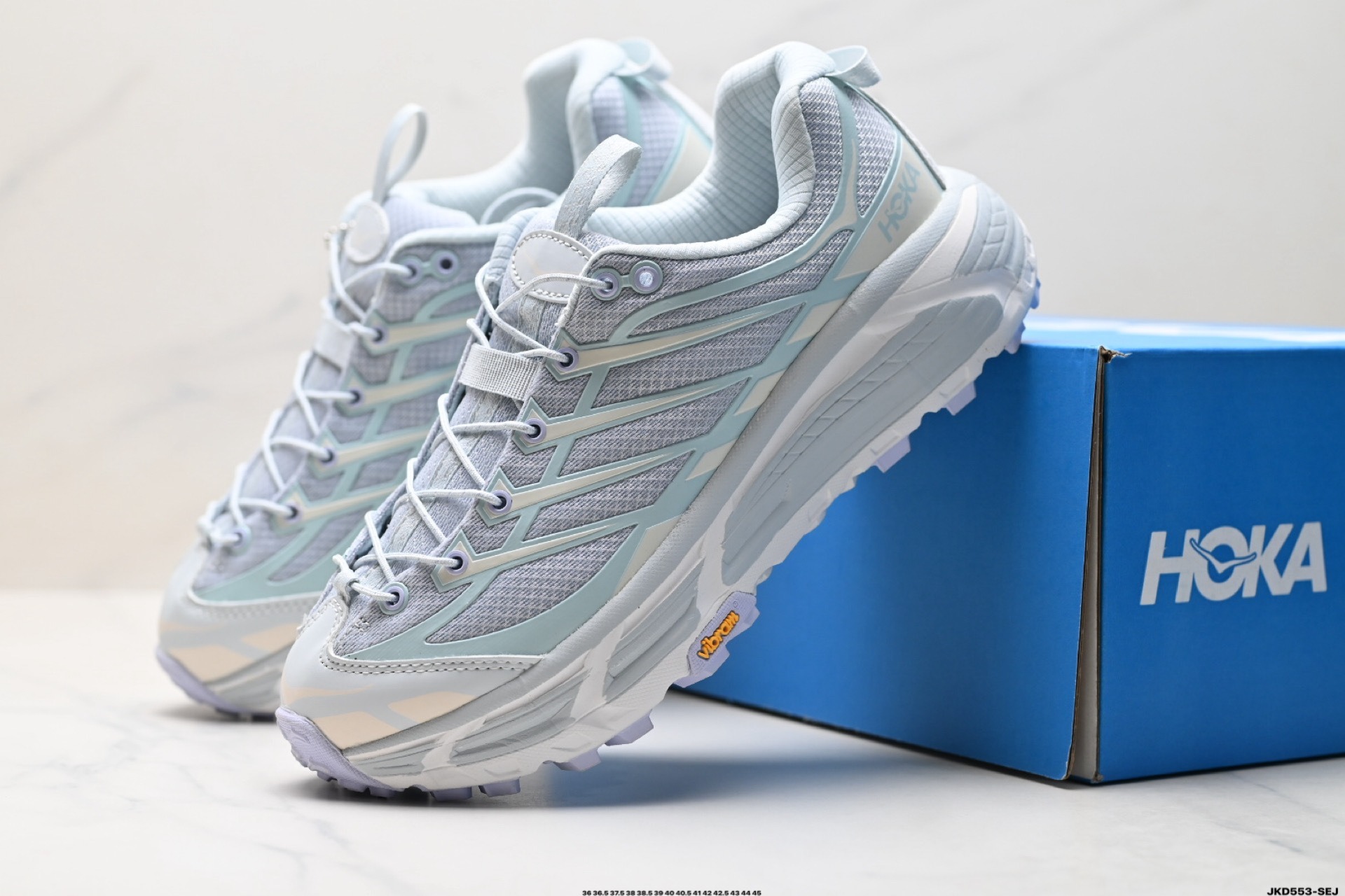 HOKA MAFATE SPEED THREE 2瑪法特 超輕厚底輕量山地跑步鞋滾動平衡科技和適度的腳後跟傾斜角度 可平穩步伐體驗和柔軟的腳感 鞋面採用了皮革相拼 帶來良好的舒適性和強支撐力 採用全掌EVA中底 厚實而輕便 同時兼顧的標誌性緩震性能作為先鋒品牌 總是以獨特的方式 在設計與功能之間取得平衡OPENING CEREMONY則是將大膽的個人化設計作為優先考慮的因素雙方理念的結合 成就了這一激動人心的全新聯名系列