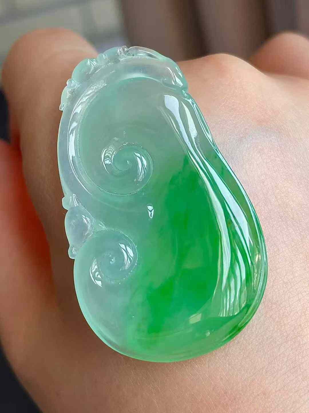 1075551 翡翠高冰陽綠如意吊墜