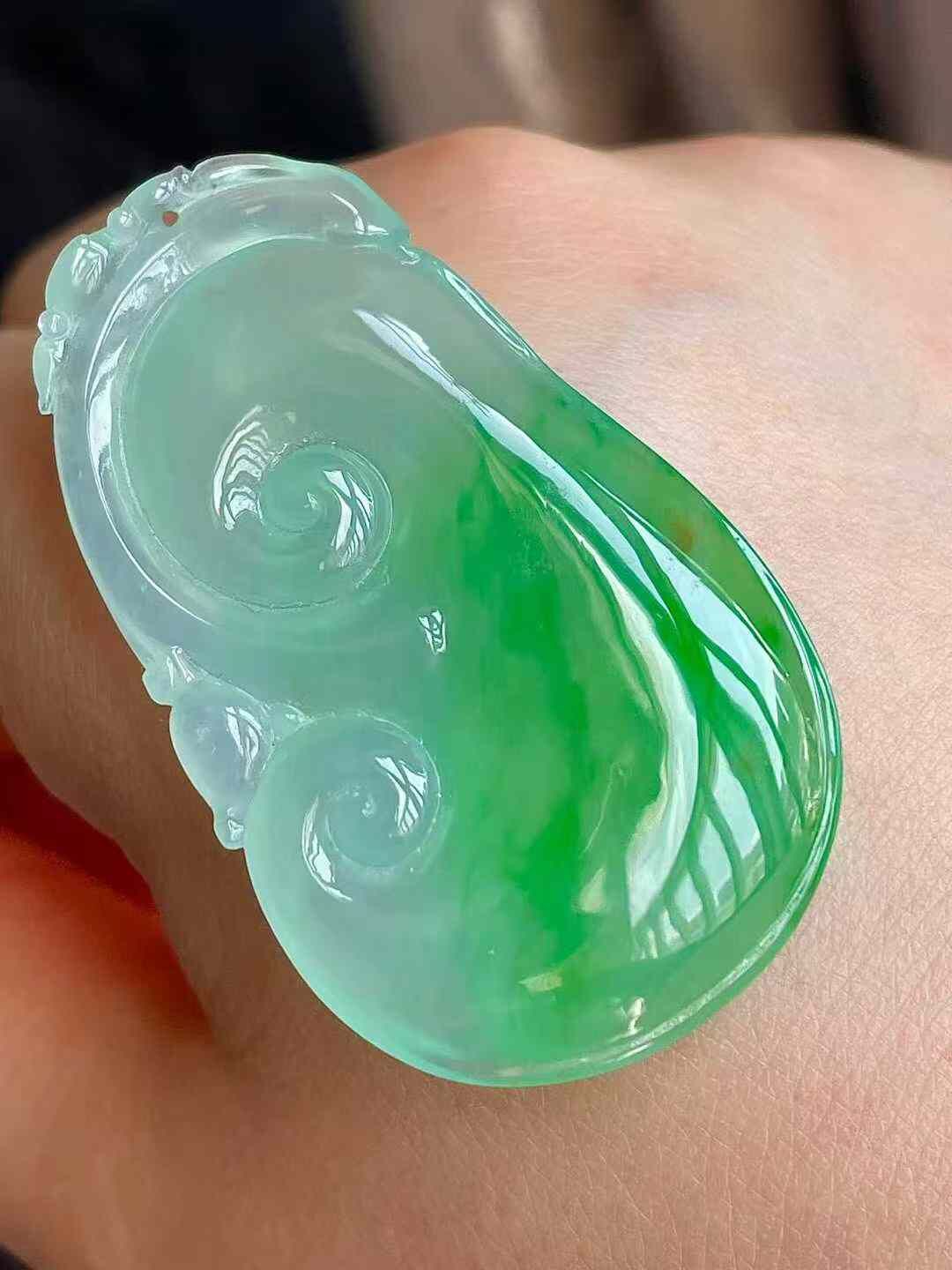1075551 翡翠高冰陽綠如意吊墜