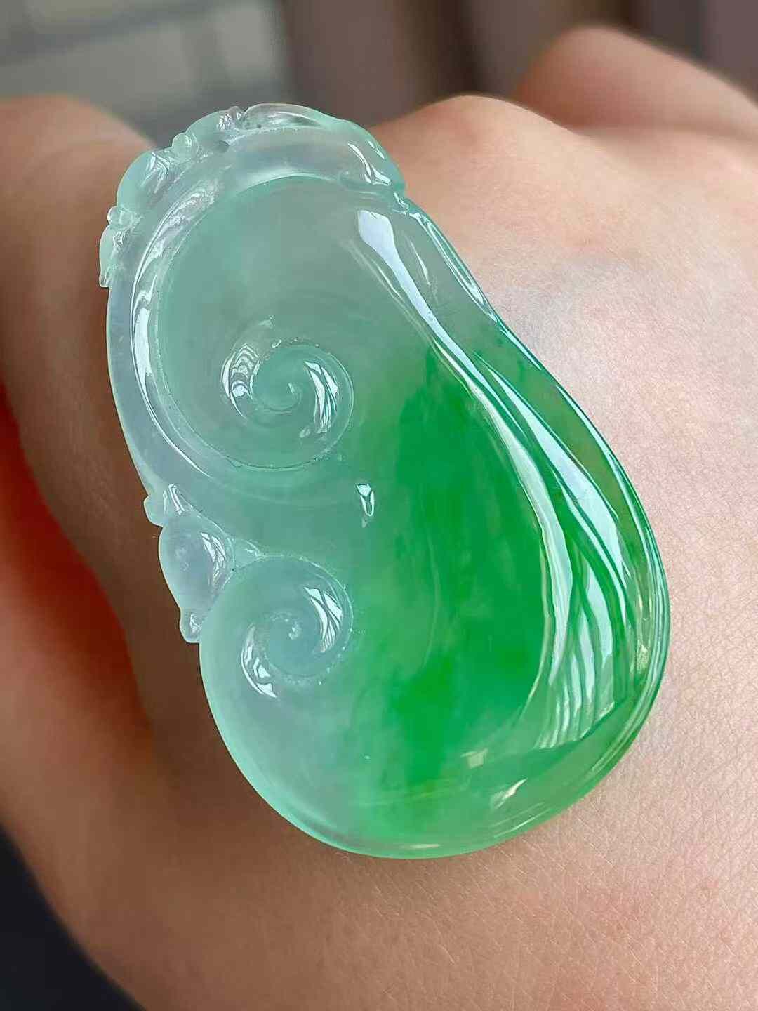 1075551 翡翠高冰陽綠如意吊墜